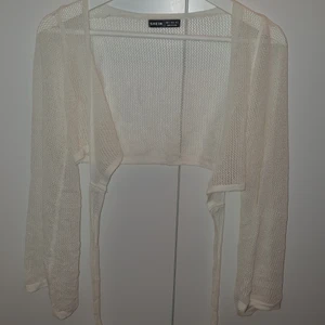 Kofta - Jättefin "nätkofta" med 2 band man kan styla hur man vill (exempelvis med rosett som på bild). 