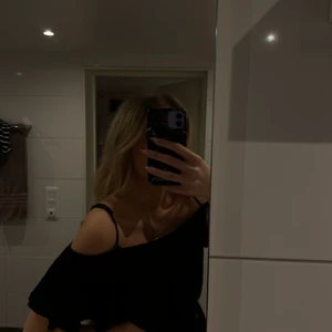 off shoulder topp med band Gina Tricot - jättefint skick, passar snarare 36/38 än 34🖤 pm vid frågor/ önskemål om fler bilder 