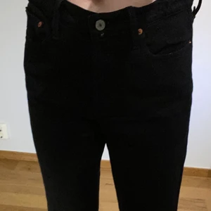 Levis jeans - Svarta oanvända wedgie straight. Storlek 29/28. Kortare lite mom aktigt 