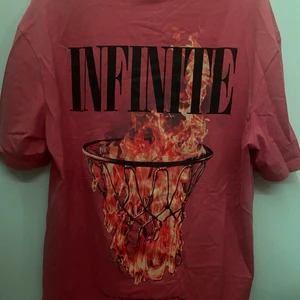 Infinite T-shirt - Oversized tee, bara använd en gång säljs pga fel storlek. 