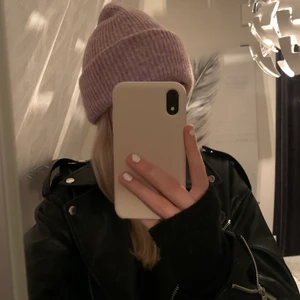 Rosa mössa från Zara  - En jätte fin rosa mössa från Zara som jag köpte förra året men nu inte kommer till användning längre, finns lite sminkfläckar inuti men ingeting man ser när man har på sig den. Köparen står för frakten! 💕💞