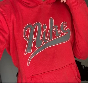 NIKE Hoodie, Limited Edition  - Snygg ovanlig Nike Hoodie i nyskick, endast provad och säljes då den ej Används. (SLUTSÅLD)                       STORLEK: M                                        ORDINARIEPRIS: 699:- 