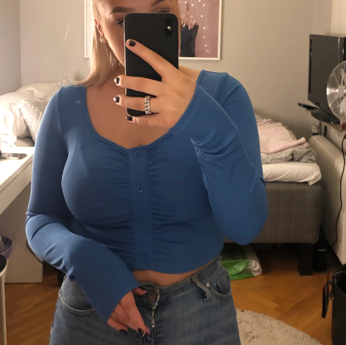 Blå tröja med knappar fram