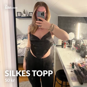 Silkes topp - Från SHEIN, svart silkestopp med bar rygg, köpt av annan säljare men aldrig använt själv! Säljer även en likadan i vit😍 #topp #shein #svart #silkes