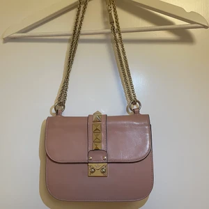 Valentino väska  - Säljer nu min älskade valentino väska😍💗Den är använd mycket, väskan är köpt av en tjej här på Plick som enbart säljer äkta varor. Har ej kvitto tyvärr, därav priset. Väskan är i bra skick, något lite slitet som syns på ena bilden men annars inget annat. Budgivning kommer starta på 1500 eller köp direkt för 2000kr💗💗💗