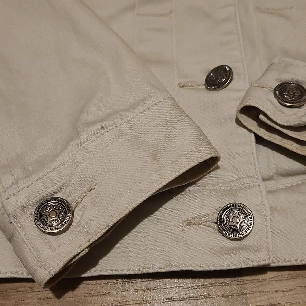 Beige jeansjacka st S av märket Joy. Använd fåtalet gånger och därefter hängt i garderoben. . Jackor.