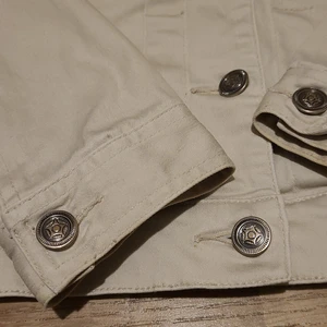 Jeansjacka st S Joy - Beige jeansjacka st S av märket Joy. Använd fåtalet gånger och därefter hängt i garderoben. 