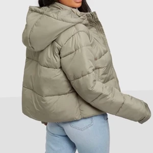 Jacka  - Säljer denna jackan, aldrig andvänd endast testat på nypris 600 kr 