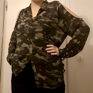Skjorta (camo)  - Storlek L, men passar även mig som har storlek S/M, så ändå ganska unisize. Den är rätt genomskinlig som inte ses så tydligt på bilderna då jag har på mig linne. Ser även bra ut om man stoppar in eller knyter den. Fickan är riktig! 