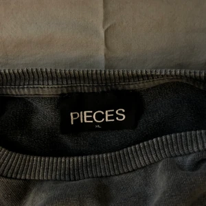 Sjukt fin sweatshirt🐺🐺 - En jättefin sweatshirt från Vero Moda med tryck. Jag har använt den som en ”overzized” tröja. Det är storlek XL. Passar till allt!! 🐺🤍⚡️