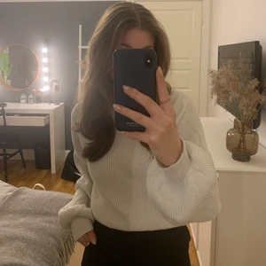 Stickad tröja  - Fin vit stickad tröja från NA-KD. Storlek XXS men är ganska stor så passar XS-S. Frakt tillkommer!! 