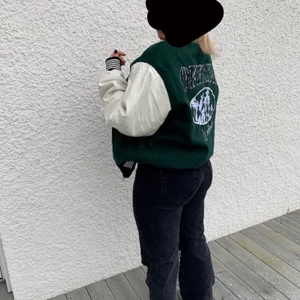 Jacka  - En as cool college jacka från boohoo. Den är slutsåld överallt. (Vill få sålt så snabbt som möjligt, så först i kvan) 