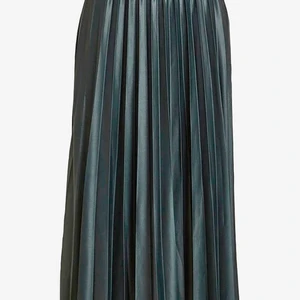 HELT NY PLISSERAD KJOL STORLEK S - Säkjer denna fina gröna plisserade kjol som inte kommit till användning. Storlek S. Prislappen sitter kvar. Nypris 449:-