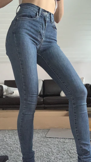 Levis jeans - Skinny jeans ”mile high super skinny”. De är använda en del men har fortfarande bra kvalitet. Väldigt sköna