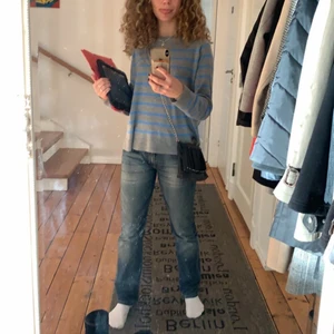 Trendig Zara tröja  - Säljer plagget då det ej kommer till användning längre. Mycket bra skick då det är användt fåtal gånger. Storlek M så sitter lite oversized på mig som är en xs/s vanligtvis.