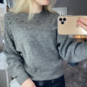 Grå super fin tröja🤍 - En super fin grå tröja med pärlor på💘väldigt oanvänd. Hör gärna av dig om fler bilder.