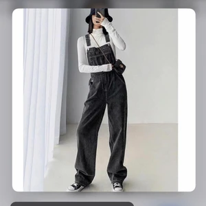 svarta hängselbyxor  - Säljer dessa snygga hängselbyxor 😍då jag inte använder dem längre!! jag viker upp dem och är 158 skulle säga att dom är oversize och trendiga!✨✨ Storleken är XS men sittar som S/M 