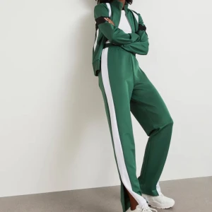 Byxor från Gina tricot - Ett par slutsålda gröna byxor med vitt streck från Gina tricot som är super fina men kommer ej till användning och därför säljer jag dom, inte använda en ända gång! Köptes för 399 men säljer för 199.