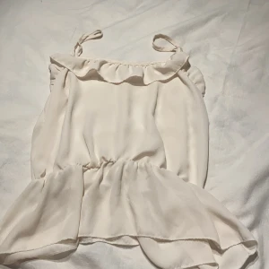 Vitt linne  - Super gulligt linne som tyvärr aldrig kommit till andvändning 