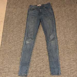 Säljer dessa jeans pågrund av de är för små. Har använts ett par gånger. Står ingen storlek men passar som har storlek runt 30 eller 9 - 12 år. Står att det är skinnyfit men är mer som slim. 
