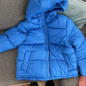 Hm puffer jacka - Kollar nu intresset på denna helt slutsålda och eftertraktade blåa jacka från hm, storlek XS men stor i storleken! Säljer endast vid bra bud, HELT OANVÄND med prislappen kvar. Köp för 450kr+frakt kostnad, skriv för frågor och funderingar kram!💗