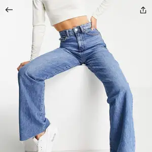 Säljer ett par jätte fina jeans från ASOS från strandivarius som är i storlek 38 och sitter jätte fint men är lite för långa gör mig som är 164 men annars är dom jätte fina!