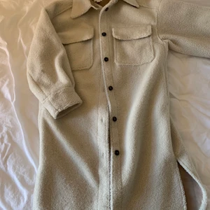 Teddykappa - Säljer en teddykappa i storlek S från H&M eftersom den aldrig används och endast blivit använd ett fåtal gånger.