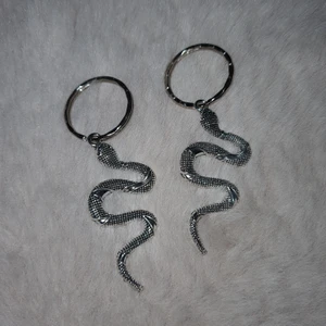 Nyckelringar  - Nyckelringar med orm, 15kr/st🐍