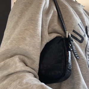 Axel väska svart - Axelväska svart fick i present aldrig andvänd, vet dock ej vartifrån den kommer, 99kr