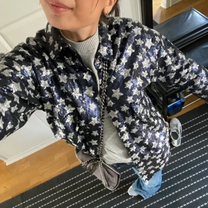 Jacka med stjärnor⭐️⭐️⭐️ - INTRESSEKOLL på denna slutsålda glittriga jackan med stjärnor från Zara💓 Säljer bara för bra bud då jag är osäker på om jag vill behålla🥰  Köp direkt för 500kr SÅLD