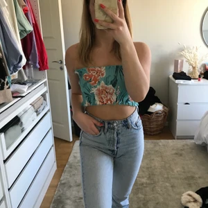 Bandeau topp - Superfin oanvänd bandeau topp från Gina tricot. Storlek L men passar på mig som brukar ha storlek S. Alla lappar finns kvar