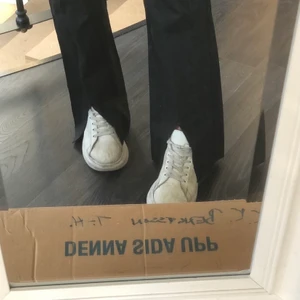 kostymbyxor med slits - Snygga egenklippta kostymbyxor från kiomi, relativt lågmidjade och lägger sig snyggt över skorna!! (jag är 165 men med en hög sko på bilden) stl 38 men skulle säga att de mer sitter som en 36! skicket är som nytt då de är sparsamt användna <3 nypris var runt 700kr