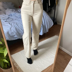 WEEKDAY ROWE BYXOR - Beiga ROWE byxor ifrån WEEKDAY. Är i storlek W25 L30 , har en liten fläck på låret men tror att den går bort i tvätten. Säljes för 100kr + frakt 🌸