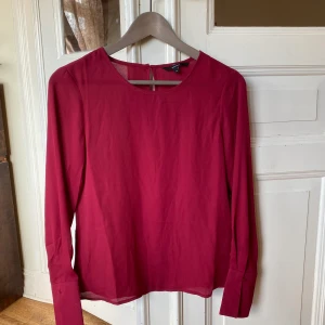 Lilaröd skjortblus - Superfin skjorta/blus med en unik färg. Storlek XS men passar mig som brukar ha S