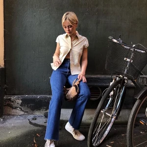 T-shirt buttondown  - Super söt T-shirt men ändå kan man klä upp den tufft! Fin beige färg! 