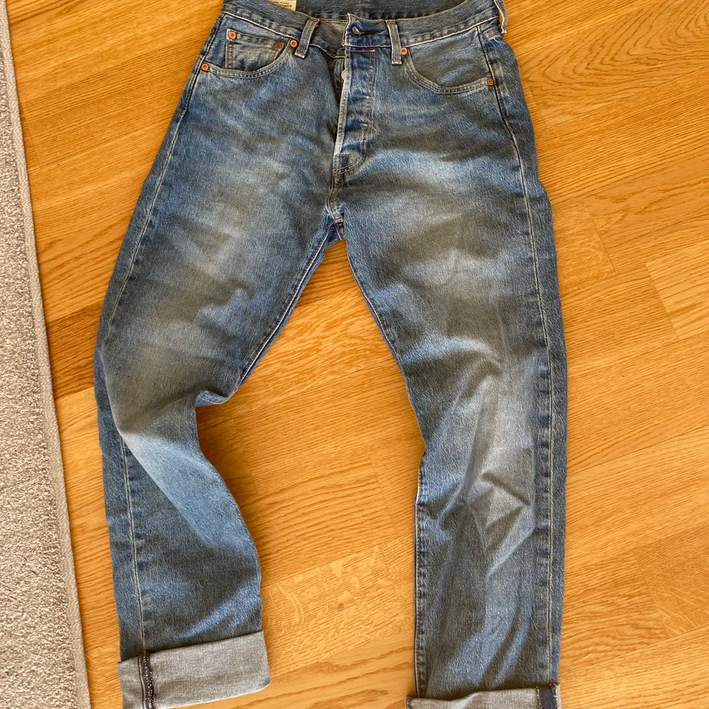Snygga oanvända jeans från levis. Något lägre i midjan. W30 L34. 170 kr frakt inkluderat 🌞. Jeans & Byxor.