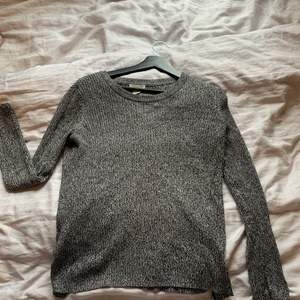 En grå/svart tröja från hm, säljer då jag inte andvänder den längre, tunn och skön!!💓