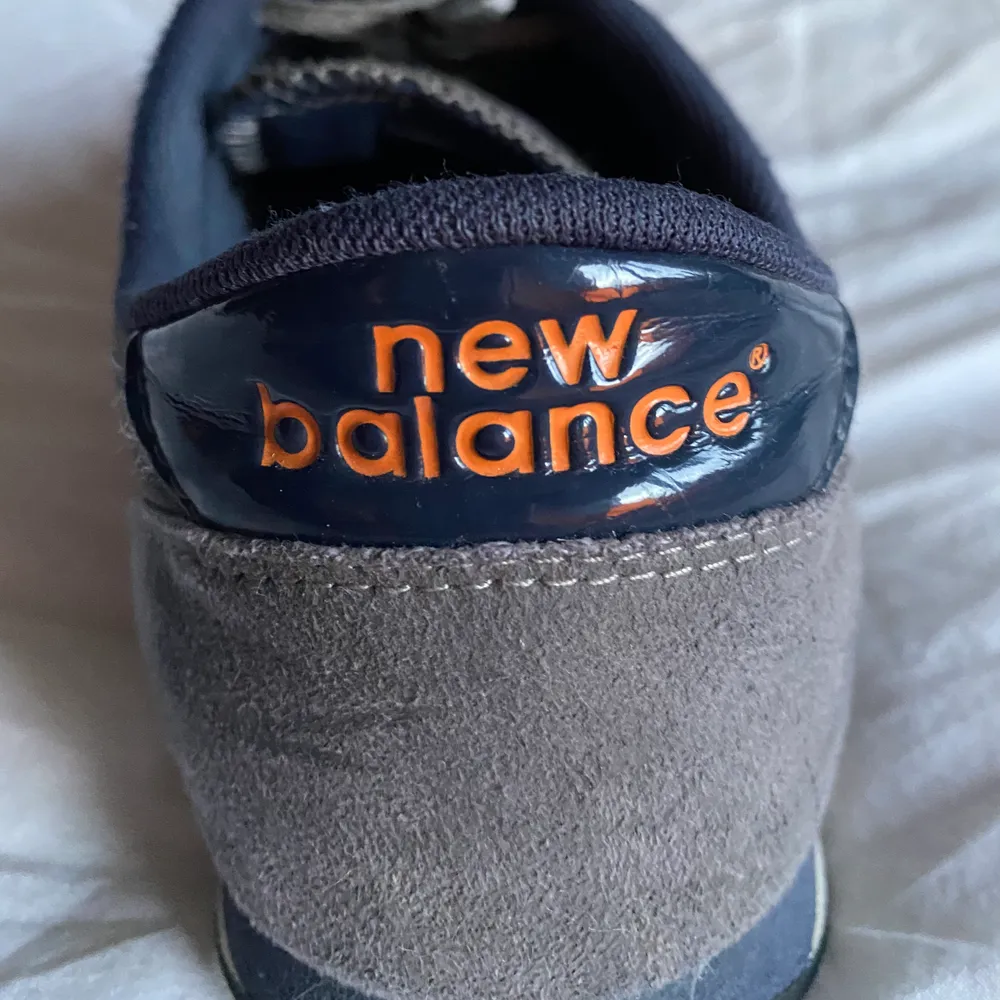 Blåa 70-tals inspirerade new balance sneakers med orangea detaljer. Sååå fina och en riktig pinterest-trend. Storlek 38 men rätt små i storleken. De är lite solblekta men i mycket bra skick i övrigt. . Skor.