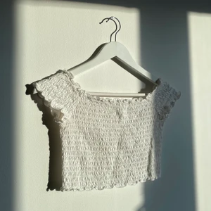 Vit topp - Säljer min jättesöta smockade vita topp som är i fint skick! Om flera är intresserade blir det budgivning i kommentarerna 💕