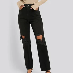 Svarta jeans  - Svara jeans från Bershka med hål på knäna. Använda Max 2 gånger då dom är försmå. Skriv om du vill ha fler bilder. Storlek 32