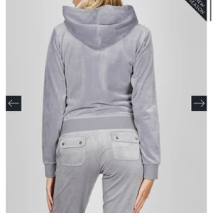Juicy coture  - Säljer nu ett juicy couture set pga att de blivit för stort på mig, grå i velour använd Max 2 gånger, byxorna köpt för 1199 och koftan köpt för 1399. Byxorna är stl M medans koftan är stl s, vid mer bilder är det bara att kontakta mig så skickar jag bilder. 1000/900 för båda tillsammans priset kan även diskuteras vid snabb affär, dessa mjukisar är också lite dyrare än vad dom andra brukar och tror de beror på tyget/matiralet 
