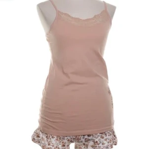 NY! Pyjamas linne och shorts storl M - NYTT och fortfarande i originalförpackningen, helt oanvänt. Linne och shorts från Linse Lingerie storlek M. Milda färger: beige, vit och rosa med små blommor på shortsen. 93%bomull 7%elastan.