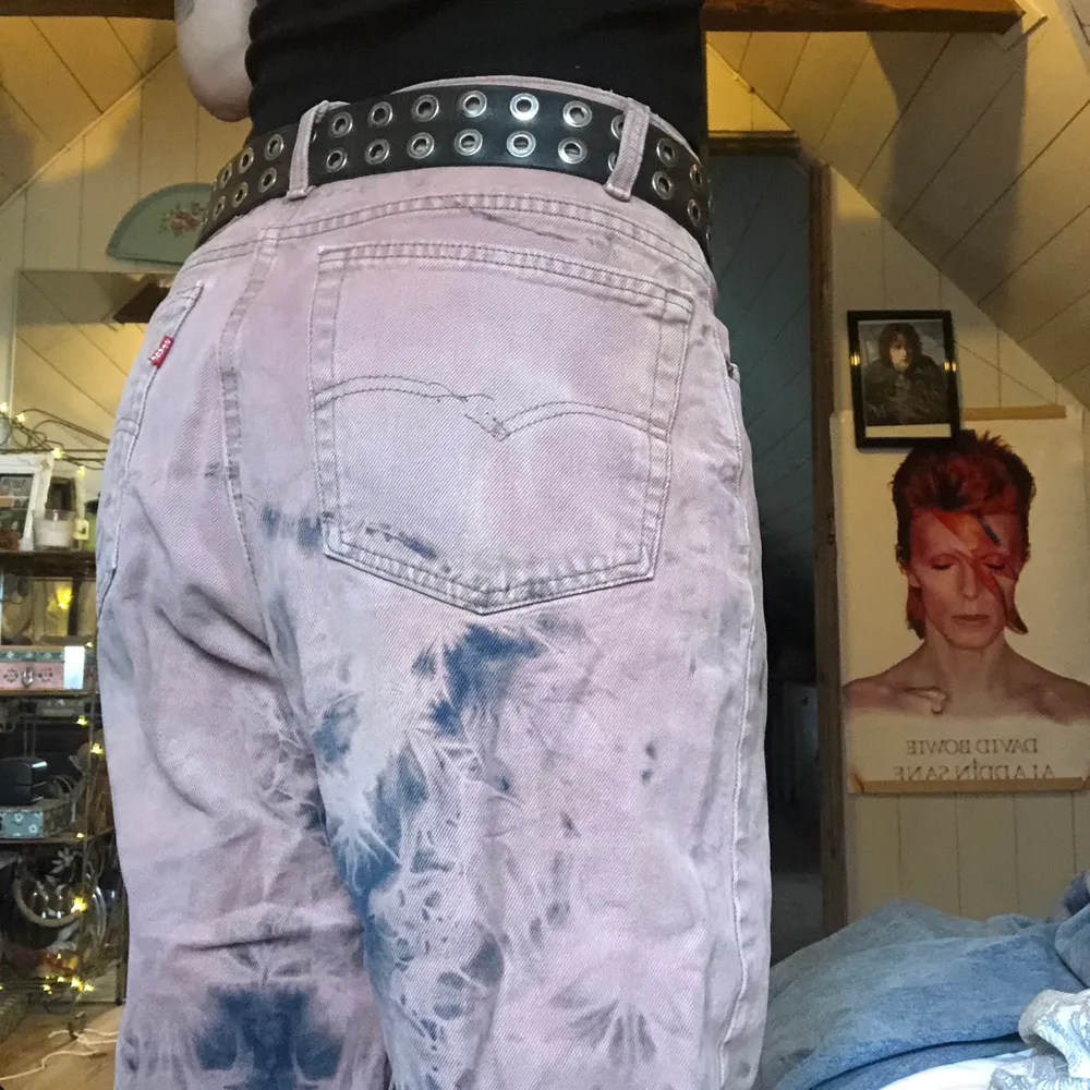 Jätte coola tie dye Levis jeans! De är ganska oversized men väldigt coola med en taight tröja. Jag köpte dem i en danska secondhand butik för 700kr. De kan vara lågmidjade och högmidjade.  . Jeans & Byxor.