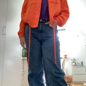 Vindjacka från h&m i strl 40 - En fin orange vindjacka med luva och grått tyg på insidan! Använd enstaka gånger och är i mycket bra skick! 50kr + frakt! Kontakta mig gärna för fler bilder eller funderingar! 🌞