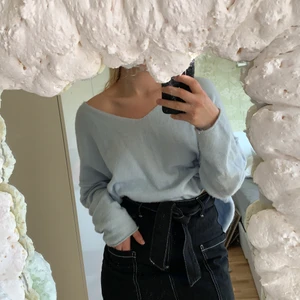 stickad tröja - Bästa tröjan att stylea på olika sätt! Kan bäras off shoulder, instoppad, som den är mm. Baby blue finstickad tröja från hm. Passar xs-m beroende på hur oversize man vill ha den. Hit me up om du undrar något!