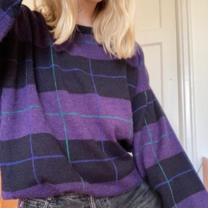 Gant tröja  - Rutig stickad tröja av märket GANT. Mörkt med XL men passar även over size stil på mig som är S. Inga defekter. PM:a vid frågor!