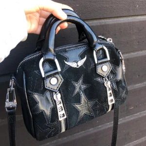 Finaste zadig väskan💗💗 - Säljer nu min Unika SLUTSÅLDA zadig väska. Självklart äkta och kvitto och äkthetsbevis medföljer , inga defekter!! Nypris 3000kr💗mer info i pm. Säljs inte under 2000kr då den är limiterad ❤️