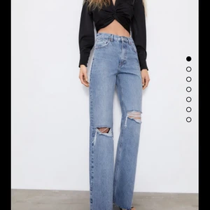 Zara jeans - Säljer dessa zarajeans i bra skick, sparsamt använda. Långa på mig som är 169cm. Skriv för mer bilder🥰 pris är exkl frakt. Bud atm 240kr + frakt