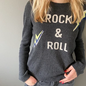 Zadig Voltaire stickad tröja - Jag säljer nu min snygga Zadig Voltaire stickade tröja.  Den är i 100% ull och i storlek s. Den är sparsamt använd och är som ny.  Perfekt nu till vår/sommaren att ha med kjol eller med jeans. Köparen står för frakten!