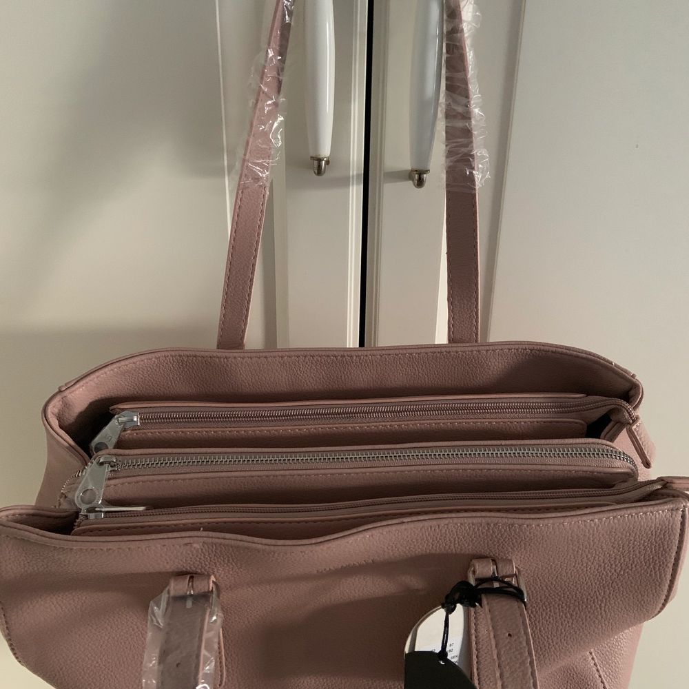 En jättefin väska från Don Donna, helt oanvänd som ni kan se på bilderna. Används tyvärr inte då jag har en svart likadan som jag får mer användning av. Originalpriset är 699kr. Hämtas helst upp/ möts upp, men om det inte går kan vi försöka fixa fraktalternativ. Väskor.